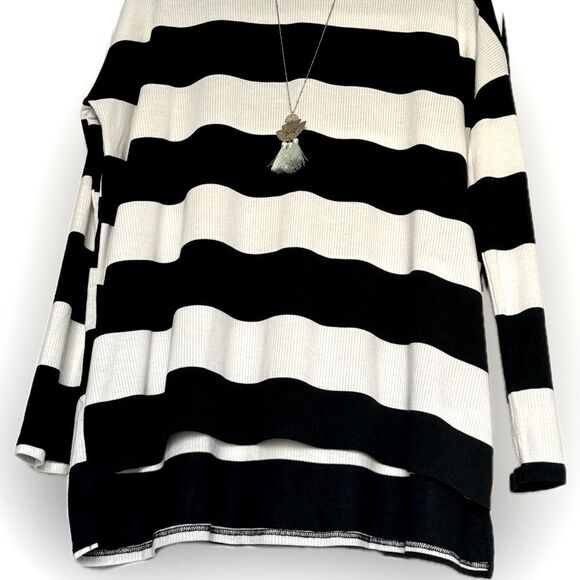 Timeless! Cherish black & white soft & flowy top! - Picture 3 of 13